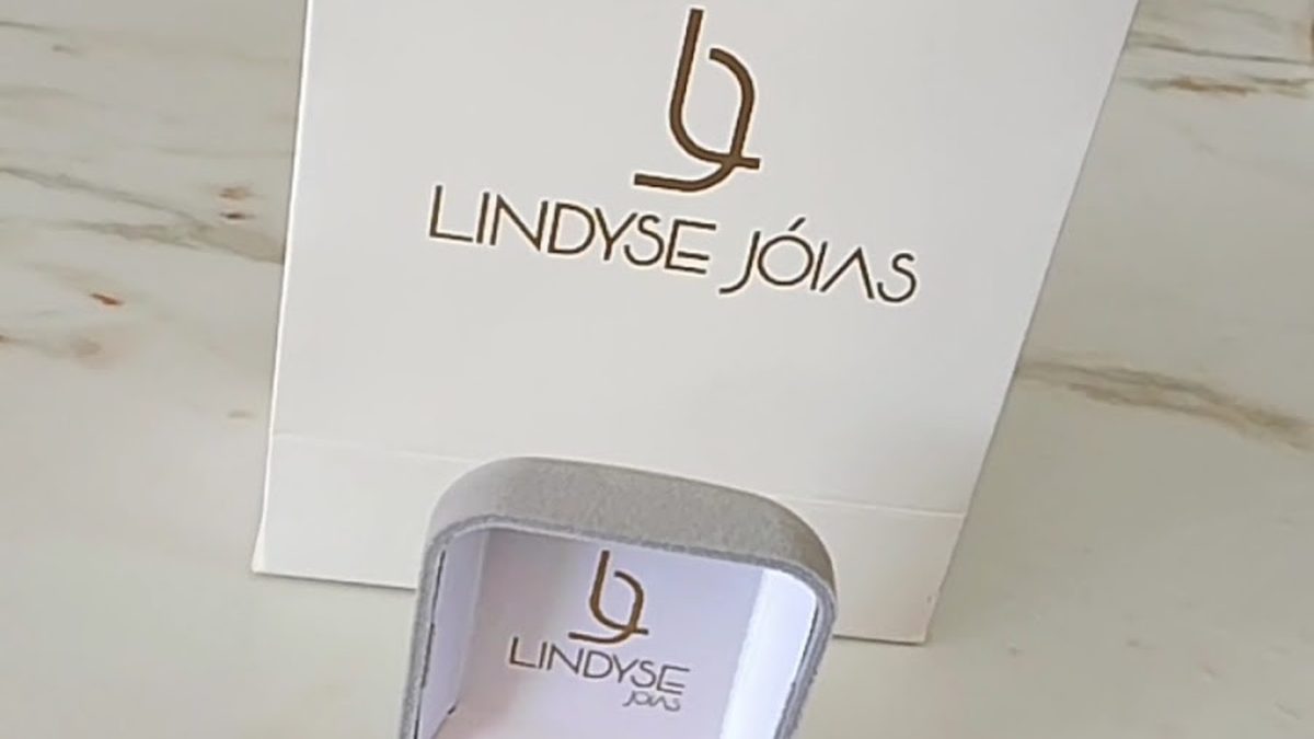 Embalagem da Lindyse Joias com duas peças douradas em estojo