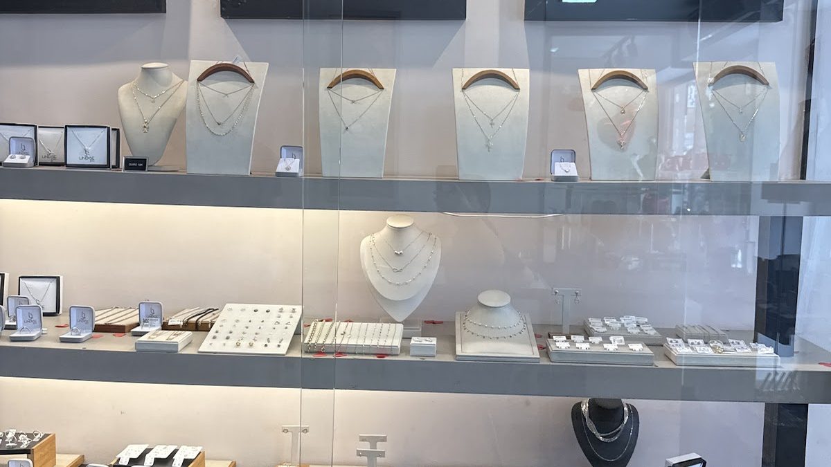 Vitrine interna da Lindyse com joias expostas