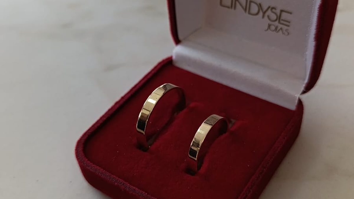Estojo vermelho da Lindyse com duas joias em formato de aro